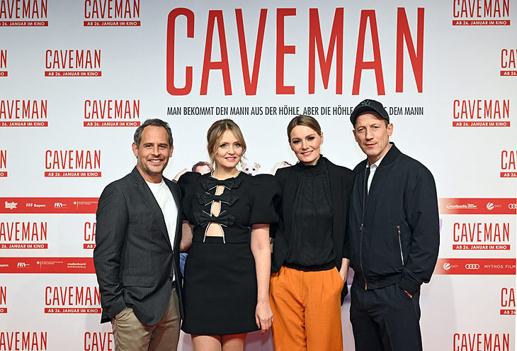 v.l.: Moritz Bleibtreu, Laura Tonke, Martina Hill und Wotan Wilke Möhring auf der Filmpremiere von CAVEMAN Foto: Hannes Magerstaedt /Getty Images für Constantin Film 